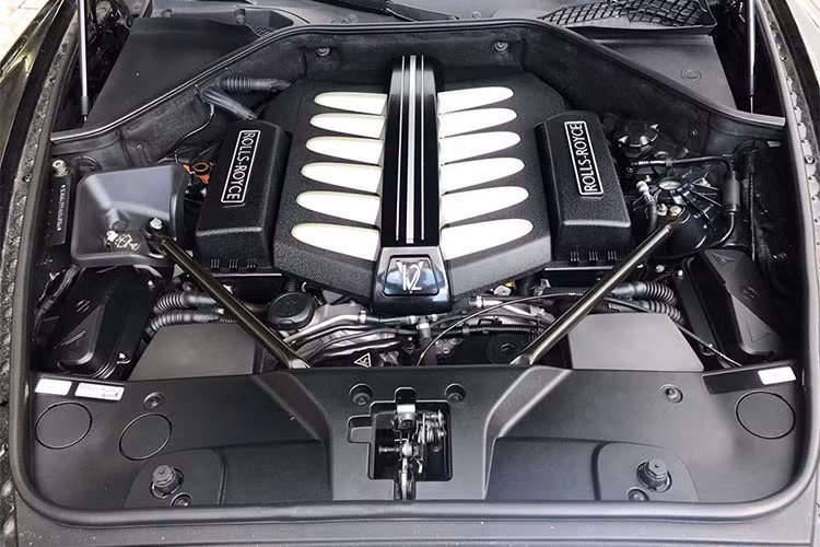 Rolls-Royce Ghost đang được ông chủ công ty nhập khẩu siêu xe quận 5, TP HCM rao bán thuộc thế hệ đầu tiên, chiếc xe này được trang bị động cơ V12, dung tích 6,6 lít, tăng áp kép, cho công suất tối đa 562 mã lực và mô-men xoắn cực đại 780 Nm. Động cơ kết hợp cùng hộp số tự động ZF 8 cấp, nhờ đó, Rolls-Royce Ghost mất khoảng 5 giây để tăng tốc lên 100 km/h từ vị trí xuất phát. Vận tốc tối đa 250 km/h.