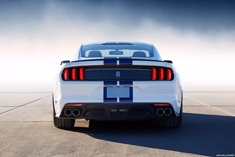 Shelby GT350/350R là một cỗ máy hoàn hào với tín đồ xe Mỹ: động cơ V8 hút khí tự nhiên, hộp số sàn và hệ dẫn động cầu sau.