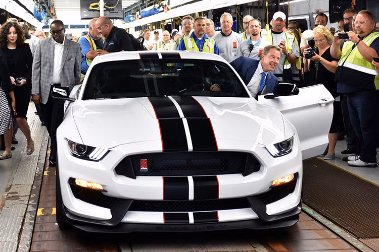 Đây là một ngày đặc biệt đối với người hâm mộ Mustang khi dòng GT350 đã chính thức được đưa lên một tầm cao mới về sự cách tân, kiểu dáng và hiệu năng.