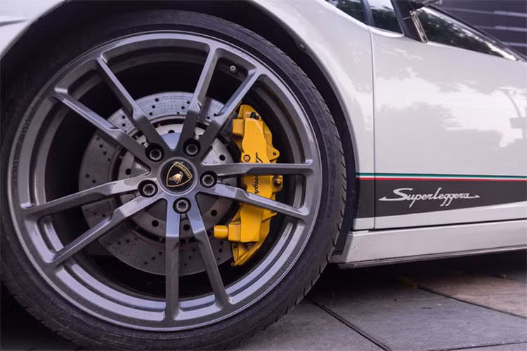 Gallardo LP570-4 Superleggera được hãng siêu xe Lamborghini giới thiệu vào tháng 3/2010, với nhiều thay đổi giúp trọng lượng xe nhẹ và động cơ mạnh mẽ hơn so với phiên bản LP560-4 trước đó. Nhiều chi tiết trên thân xe được làm từ sợi carbon, giúp trọng lượng xe còn 1.340 kg, nhẹ nhất trong dòng Gallardo.