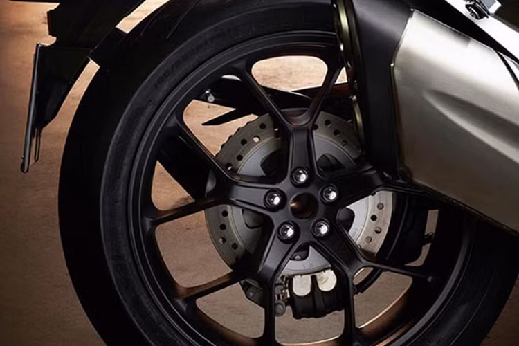 CB1000R tiếp tục sử dụng động cơ bốn xi lanh thẳng hàng với dung tích 998cc. Xe được trang bị ly hợp chống trượt hai chiều, giúp giảm thiểu hiện tượng khóa bánh sau khi về số gấp và giúp cho hoạt động của tay côn trở nên nhẹ nhàng, mượt mà hơn.