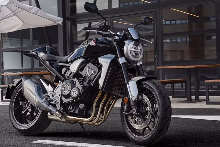 Hệ thống ống xả của Honda CB1000R 2020 nâng cấp với thiết kế gọn nhẹ, giúp làm giảm tối thiểu hiện tượng thay đổi trọng tâm, cùng với đó là cấu trúc 4-2-1, mang lại âm thanh trầm ấm và đầy uy lực.