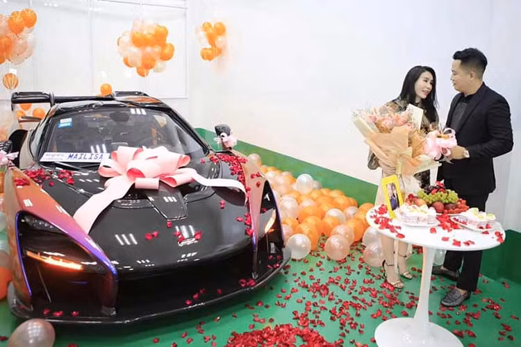  McLaren Senna của Hoàng Kim Khánh Sau hàng lợt siêu xe và xe siêu sang đình đám, Hoàng Kim Khánh đã ngắm đến phân khúc hypercar, thật trùng hợp là trong chuyến du lịch Dubai - thiên đường của siêu xe, đại gia Hải Dương cùng vợ đã phải lòng 1 chiếc McLaren Senna hàng hiếm được đặt trên bục cao so với các siêu xe hypercar còn lại, xếp phía dưới. Và đây chính là chiếc McLaren Senna của Hoàng Kim Khánh tại Việt Nam hiện tại. 
