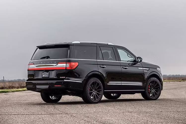 Hiện tại, dòng SUV hạng sang cỡ lớn Lincoln Navigator thế hệ mới chỉ có duy nhất một lựa chọn động cơ, đó là cỗ máy V6 tăng áp kép 3.5l. Được lấy trực tiếp từ siêu bán tải Ford F-150 Raptor, động cơ này có hiệu năng khá ấn tượng so với dung tích với công suất 450 mã lực và mô-men xoắn 691Nm.