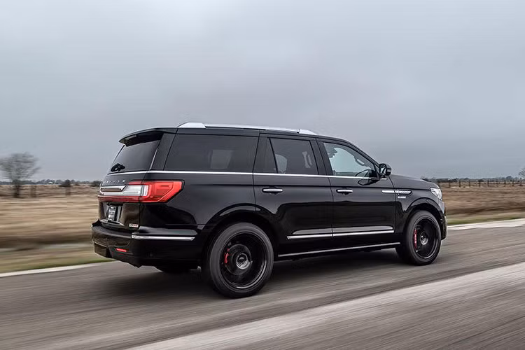 Navigator nằm trong phân khúc cạnh tranh với các đối thủ như Cadillac Escalade, Lexus LX570, Mercedes-Benz GLS, BMW X7, Range Rover...