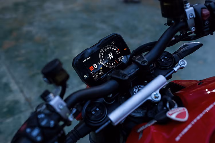 Ở thế hệ xe mới, Ducati Streetfighter V4 được trang bị bộ cánh gió khí động học lấy cảm hứng từ cánh gió của siêu môtô Panigale V4R, giúp tăng khả năng dìm xe xuống khi di chuyển ở tốc độ cao. Thiết kế Streetfighter còn mang đến cho xe tay lái dạng fatbar, tạo nên tư thế ngồi hơi chồm về phía trước rất thể thao. 