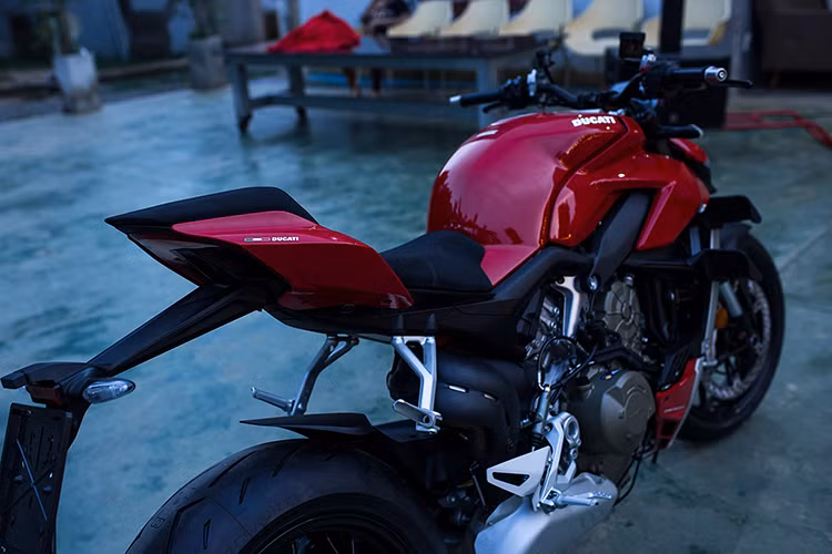 Ducati Streetfighter V4 2020 mới thừa hưởng ngôn ngữ thiết kế hoàn toàn mới từ siêu môtô Ducati Panigale V4, thể hiện rõ nét qua các đường nét uốn cong mềm mại ở phần đầu xe, nhưng vẫn mang vẻ cơ bắp mạnh mẽ ở bình xăng và ốp cánh gió hai bên thân xe.
