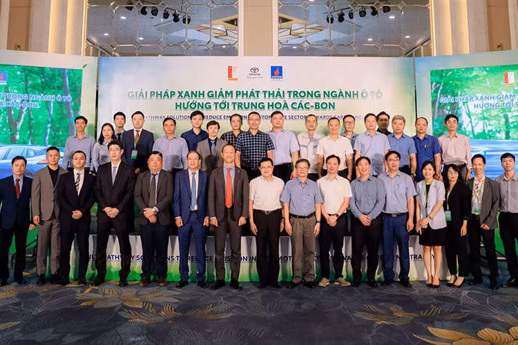 Toyota va Dai hoc Bach Khoa nghien cuu giai phap giam khi thai