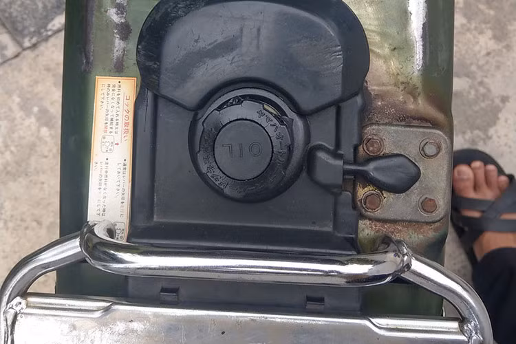 Là một chiếc xe máy 2 kỳ, Mate 50 còn có thêm cửa nạp nhớt pha xăng ở bên dưới yên, bên cạnh nắp xăng như những mẫu xe khác. Chiếc xe cũng được trang bị hệ thống pha nhớt tự động, giúp người dùng không phải mất công hòa nhớt khi đổ xăng như những dòng xe 2 kỳ thế hệ cũ.