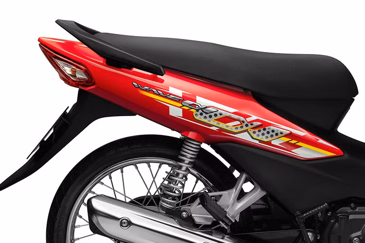 Các trang bị của xe vẫn rất cơ bản với đồng hồ cơ, phuộc ống lồng, giảm xóc đôi và khóa từ 3 trong 4. Hệ thống chiếu sáng của xe với đèn pha, đèn xinhan và đèn phanh vẫn sử dụng bóng halogen truyền thống với ánh sáng vàng.