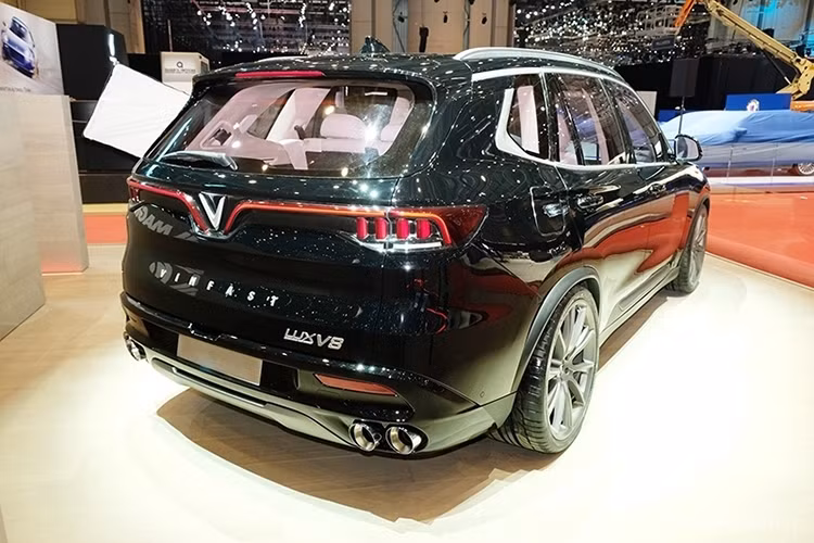 Nhiều người đồn đoán mẫu SUV hạng sang VinFast President 2021 mới sẽ là bản thương mại của "đàn anh" SUV VinFast Lux V8 từng được giới thiệu lần đầu tại triển lãm Geneva Motor Show 2019 và sau đó đã được đưa về nhà máy của hãng xe Việt tại Hải Phòng để trưng bày.