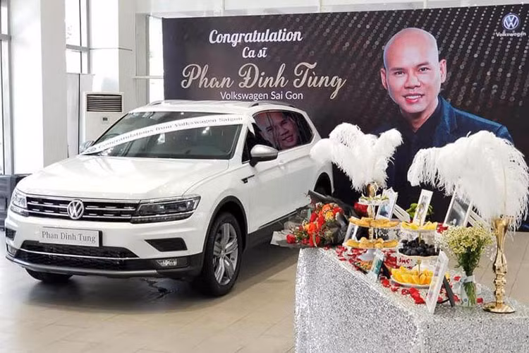 Volkswagen Tiguan Allspace 7 chỗ được trang bị nhiều công nghệ tiên tiến theo tiêu chuẩn xe Đức gồm: Động cơ 2.0L 4 xi lanh tăng áp TSI sản sinh công suất 180 mã lực tại 3,940 – 6,000 vòng/phút cùng mô men xoắn đạt 320Nm/1.500 – 3.940 vòng/phút. Tiêu thụ trung bình 7.8 lít xăng/100km ở điều kiện tiêu chuẩn. Hộp số tự động DSG ly hợp kép 7 cấp.