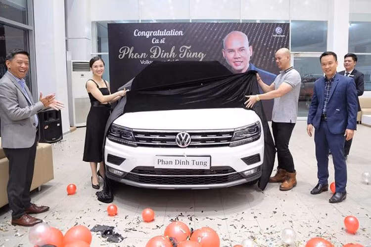 Sau khi nhận xe, Phan Đình Tùng chia sẻ: "Kiểu dáng của Tiguan Allspace vừa khoẻ khoắn mà lại rất thời trang, hơn nữa vì là xe của Đức nên Tùng rất yên tâm về độ an toàn. Tùng sẽ dùng chiếc xe cho những dịp đi show hoặc đi chơi cuối tuần cùng cả gia đình nhỏ của mình".