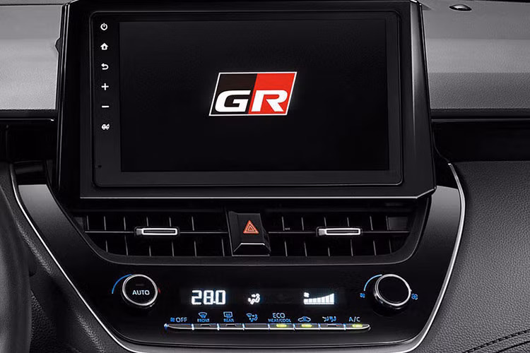 Không chỉ thay đổi ở ngoại hình, Toyota Corolla Cross GR Sport 2021 còn thêm hấp dẫn nhờ hệ thống treo thể thao được đội ngũ nhân viên của bộ phận Gazoo Racing nâng cấp. So với bản thường, mẫu xe này được trang bị giảm xóc cứng hơn 30% và thêm thanh giằng.