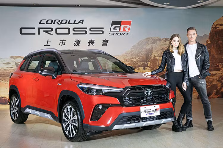 Toyota mới đây đã chính thức tổ chức sự kiện giới thiệu phiên bản GR Sport thể thao hơn của dòng SUV cỡ B quen thuộc Corolla Cross ở Đài Loan. Đây là mẫu xe Toyota thứ hai có phiên bản GR Sport ở thị trường này, sau Corolla Altis. Đồng thời, Đài Loan cũng chính là thị trường đầu tiên trên thế giới đón nhận Toyota Corolla Cross GR Sport 2021 mới.