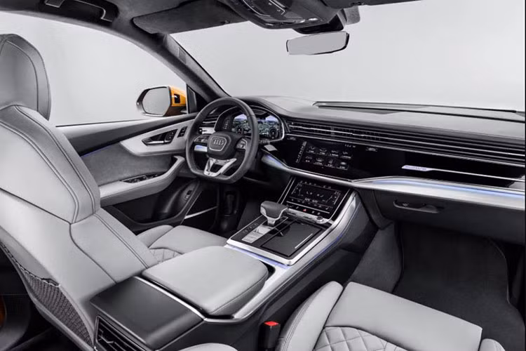 Tương tự ngoại thất, nội thất của Audi Q8 2019 cũng mang đậm nét thiết kế thể thao, kết hợp với sự sang trọng và công nghệ cao. Theo chân những người anh em như A6 và A8 thế hệ mới, Audi Q8 2019 được trang bị vô lăng đáy phẳng, chất liệu da và Alcantara cũng như những chi tiết trang trí bằng kim loại xuất hiện khắp nơi.