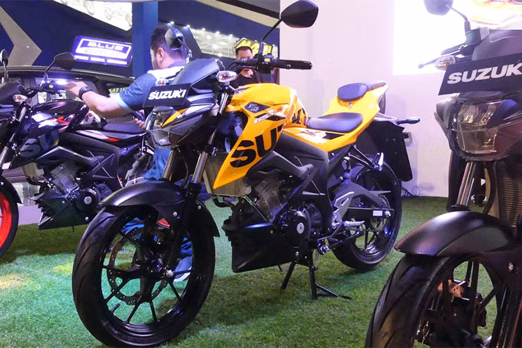 Là một mẫu naked-bike, GSX-S150 mới đã không còn bộ quây gió ở hai bên thân nữa. Thay vào đó, chiếc xe có các tấm ốp góc cạnh chạy từ phần đầu và nối liền với bình xăng. Bên cạnh đó, bộ khung xe cũng đã được ốp kín bởi một tấm ốp với những đường nét dập nổi sắc cạnh.