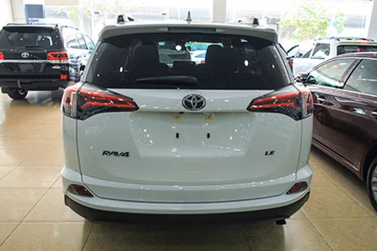 Trên mẫu xe nâng cấp mới này, nó còn được hãng xe Toyota trang bị thêm phiên bản SE hoàn toàn mới với bodykit thể thao cùng đèn pha và đèn hậu LED. Không chỉ dừng lại ở đó, model này còn có hệ thống treo thể thao và mâm đúc hợp kim 5 chấu kép kích thước 18 inch.