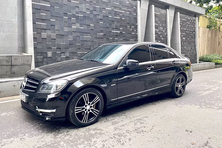  Mercedes-Benz C200 2013 từ 500 triệu đồng Tại thời điểm năm 2013, để lăn bánh một chiếc C200 mới, khách hàng cần phải chi số tiền lên tới 1,7-1,9 tỉ đồng. Nhưng hiện nay, giá xe Mercedes-Benz C200 2013 đã qua sử dụng chỉ nằm ở ngưỡng 500 triệu đồng.