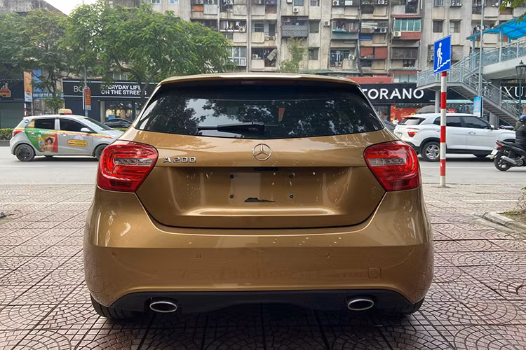 Động cơ I4, dung tích 1.595cc, kết hợp cùng hộp số tự động 7 cấp, sinh công suất cực đại 156 mã lực và 250 Nm mô-men xoắn đến nay vẫn hoạt động ổn định. Trên sàn xe cũ, Mercedes-Benz A200 2013-2015 đang được định giá từ 435 - 519 triệu đồng. Trong đó, có nhiều chiếc xe chính chủ, còn nguyên bản kèm theo lời khẳng định "siêu mới".