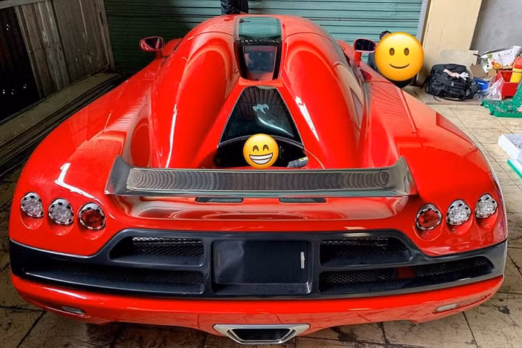 Dù xe Koenigsegg CCX đã có tuổi đời 15 năm nhưng vẫn là 1 trong những hàng tuyển mà các đại gia thế giới cũng như nhà giàu Việt săn lùng tìm chơi. Tương tự như Koenigsegg Regera của Hoàng Kim Khánh, siêu xe Koenigsegg CCX của doanh nhân Hải Phòng cũng có phần mui xe dễ dàng tháo lắp bằng tay.