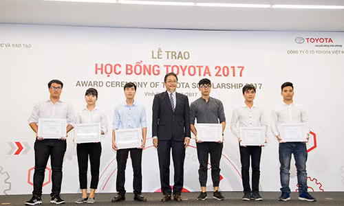 Toyota Viet Nam trao hoc bong cho 115 sinh vien xuat sac