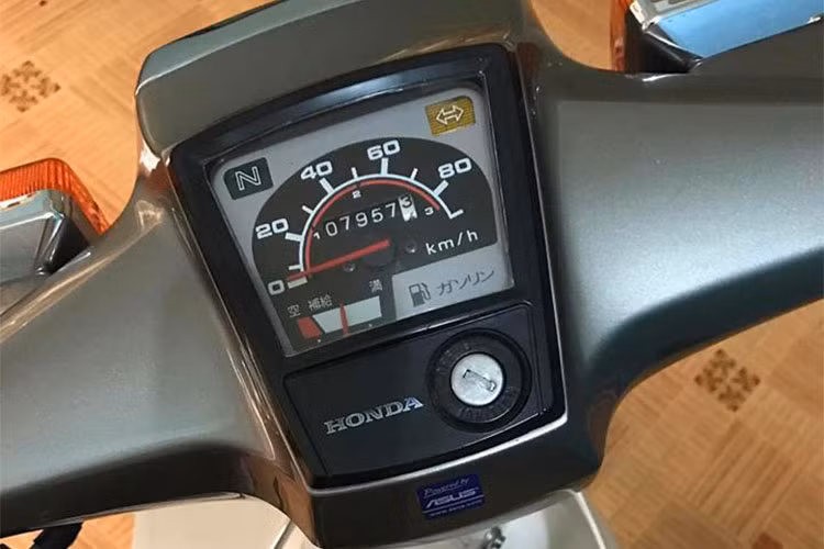 Mặc dù đã trải qua hàng chục năm, chiếc xe máy Honda Cub 82 này cho đến nay vẫn giữ được độ mới đáng ngạc nhiên từ nước sơn, phụ kiện đến các chi tiết nhỏ khác... Thậm chí có thể so sánh được với nhiều chiếc xe "đập thùng" khi đồng hồ công tơ mét của xe chỉ báo đi được hơn 7000km.