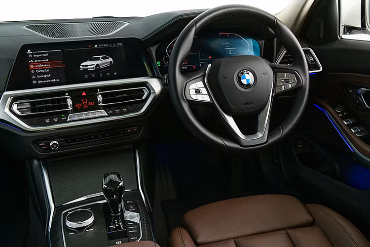 Bên trong, BMW 320Li Luxury ít trang bị hơn so với phiên bản BMW 330Li ra mắt trước đó. Cụ thể, 320Li thiếu hiển thị HUD, gói hỗ trợ lái xe và hệ thống âm thanh vòm Harman Kardon.