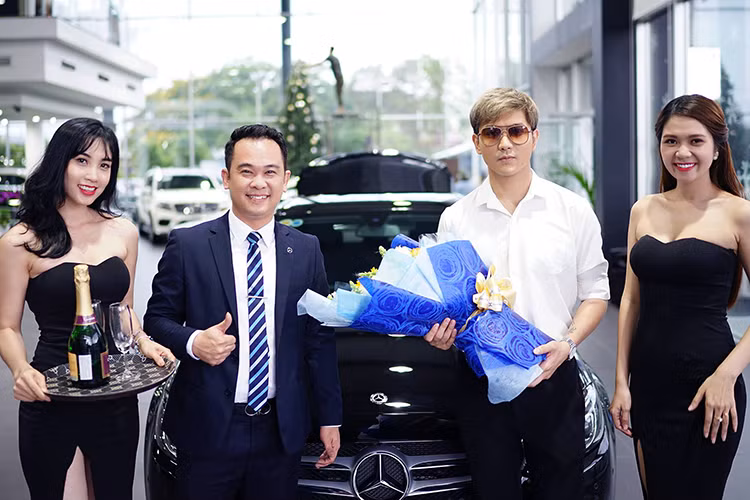 Về thiết kế, C300 AMG mang đầy đủ những đặc trưng của dòng C-Class thế hệ mới. Xe sở hữu nắp ca-pô dài cùng những đường nét bồng bềnh. Mặt trước nổi bật với lưới tản nhiệt 2 nan, đèn pha LED sặc sảo, mâm 5 chấu AMG. Phía sau đuôi xe không có nhiều sự khác biệt so với đàn em C250 AMG và trông hiện đại hơn, hấp dẫn khách hàng trẻ tuổi.