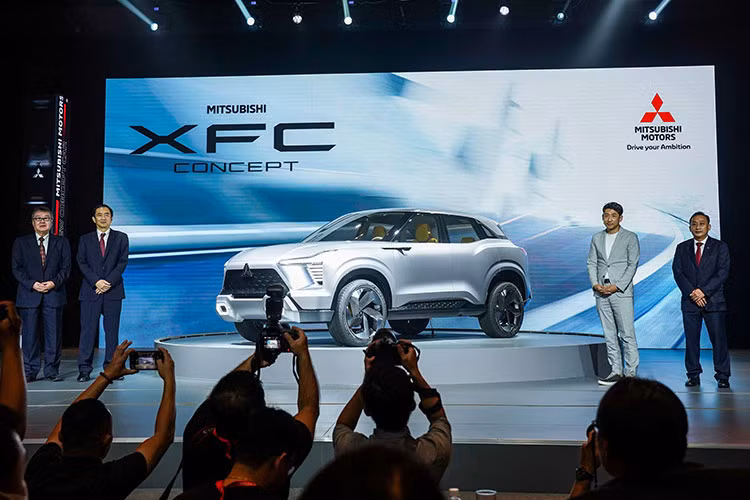 Sáng nay 19/10/2022, hãng Mitsubishi đã tổ chức sự kiện ra mắt mẫu xe ý tưởng hoàn toàn mới mang tên Mitsubishi XFC Concept tại Việt Nam. Đây là mẫu xe concept chưa từng được giới thiệu ở bất kỳ sự kiện nào khác trên thế giới, và Việt nam là nước đầu tiên.