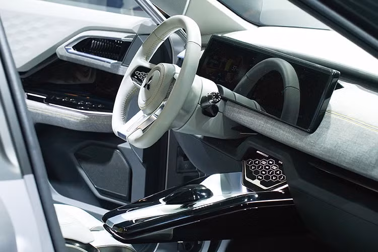 Bên trong của mẫu xe Mitsubishi XFC Concept là không gian nội thất hướng đến sự thoải mái và tiện dụng. Mặt táp-lô được thiết kế trải rộng theo phương ngang giúp người lái cảm nhận những chuyển động của xe trên địa hình gồ ghề và cải thiện tầm nhìn phía trước. Trong khi đó, bảng đồng hồ kỹ thuật số và màn hình cảm ứng trung tâm được nối liền với nhau, nằm trải dài trên mặt táp-lô.