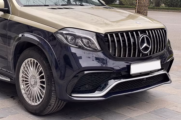 Mercedes-Benz GLS400 4Matic đời 2017 gây ấn tượng bởi kích thước khổng lồ với chiều dài 5,13 mét, chiều rộng 1,94 mét. Đặc biệt, phần trước xe mang thiết kế mới được thể hiện ở mặt trước với cụm đèn pha mới tích hợp đèn LED chiếu sáng ban ngày, lưới tản nhiệt và cản trước được tinh chỉnh. Nắp capo và thân xe có được những đường gân dập nổi, cơ bắp.