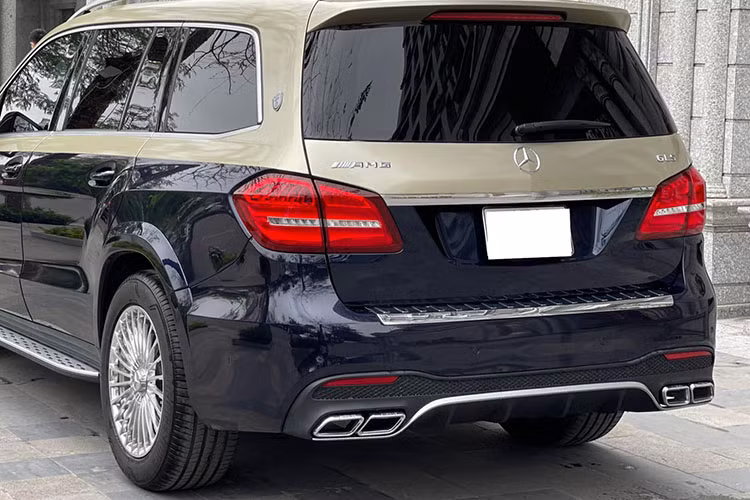 Trong khi mặt sau cũng được làm mới với cụm đèn hậu LED cùng màu thân xe, thiết kế chụp ống xả kép mạ crom, la-zăng hợp kim. Gương chiếu hậu bên ngoài cũng được tích hợp LED. Bộ mâm xe được làm từ hợp kim có kích thước 19 inch (đã được độ mới với phong cách Maybach) giúp nhìn tổng thể chiếc xe nhìn khá rắn rỏi, bền vững.