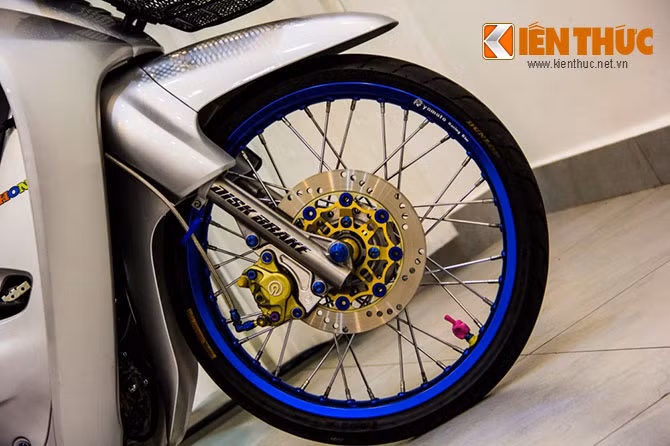 Bộ vành của xe được thay mới với bộ vành nan nhỏ màu xanh đầy bắt mắt, hai bánh trước sau được thay mới bằng bánh căm hàng hiệu. Cùng với đó là việc hệ thống phanh trước, sau cũng được độ lại an toàn và chất hơn.