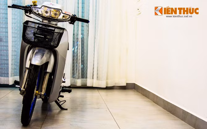 Sở hữu nét đẹp thanh lịch và trẻ trung và được Honda Việt Nam sản xuất từ những năm 2001, đến nay mẫu xe này đã ngưng sản xuất. Chiếc xe Wave độ của một người chơi xe tại TP HCM đã trở nên thật phong cách và chất chơi hơn sau khi "giật lại".