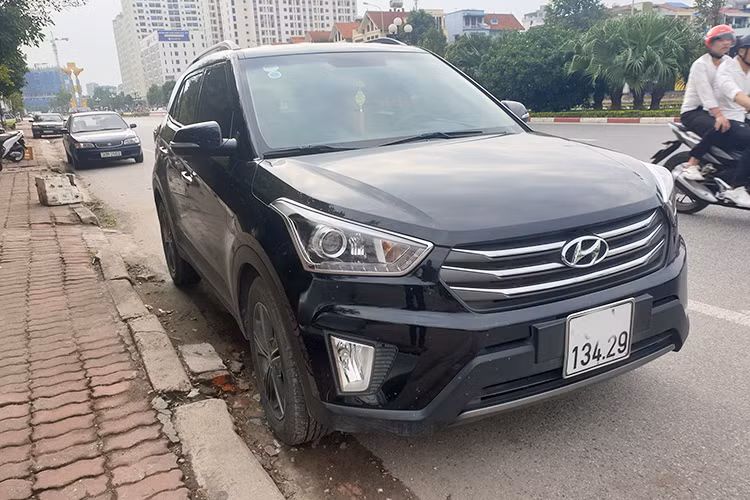 Mẫu xe Hyundai Creta 2015 của thương hiệu Hàn Quốc gần như đầu tiên khai phá phân khúc Crossover cỡ nhỏ tại Việt Nam, chỉ sau Ford EcoSport. Tuy vậy, với giá bán cao hơn đối thủ hàng trăm triệu đồng đã nhanh chóng bị người dùng bỏ qua và lựa chọn thương hiệu xe Mỹ vừa tầm tiền hơn.