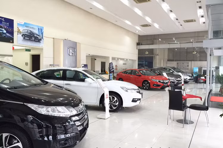 Cuối năm 2017, người tiêu cùng Việt Nam luôn mong ngóng 2018 nhanh tới, chờ đợi cơ hội mua xe giá rẻ. Tuy nhiên sự thật không như mong đợi bởi nhiều chính sách cùng nghị định mới được ban hành. Trên thị trường, chỉ có một vài mẫu xe ôtô giảm giá năm 2018 và mức giảm cũng không quá nhiều như kỳ vọng.