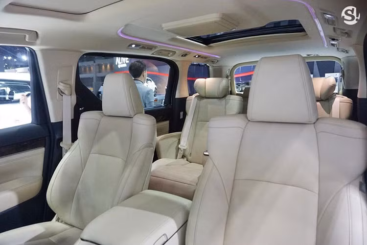 Hàng ghế khách phía sau xe còn được trang bị màn hình giải trí 10,2 inch cho hàng ghế phía sau. Hệ thống an toàn gồm trang bị 9 túi khí, phanh ABS, phân bổ lực phanh điện tử EBD, hỗ trợ phanh khẩn khấp BA, cân bằng điện tử VSC, hỗ trợ khởi hành ngang dốc và xuống dốc…