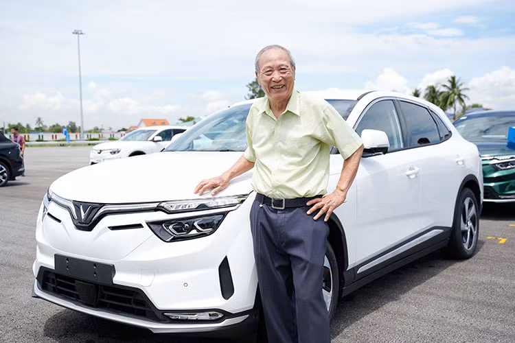 Tiếp đến là phiên bản Plus với mô-tơ điện công suất tối đa 300 kW và mô-men xoắn cực đại 620 Nm. Sau khi sạc đầy pin, xe có khả năng di chuyển tới 400 km (theo tiêu chuẩn WLTP).