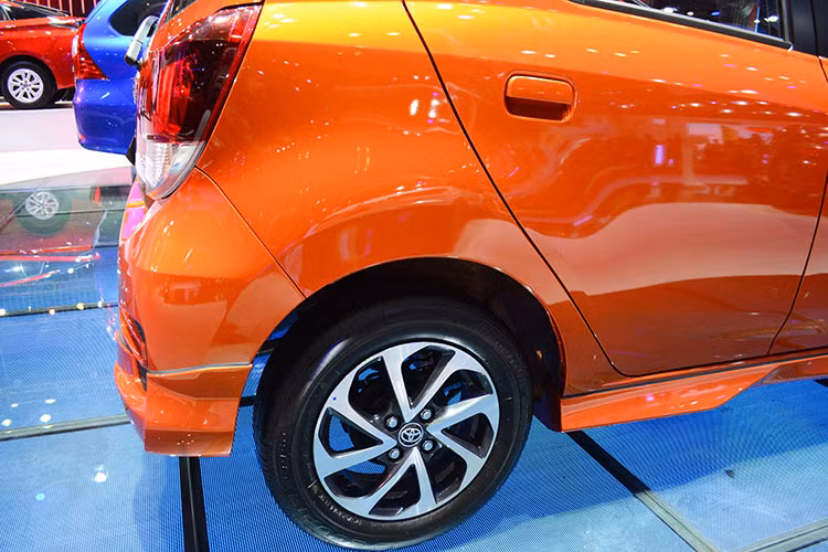 Mẫu xe Toyota Wigo xuất hiện tại triển lãm VMS 2017 thuộc bản G được nhập khẩu trực tiếp từ Indonesia. Xe sử dụng bộ vành 14 inch đi kèm với bộ lốp có kích thước 175/65. Ngoài ra, phanh đĩa phía trước của xe cũng được tích hợp hệ thống chống bó cứng ABS tiêu chuẩn.