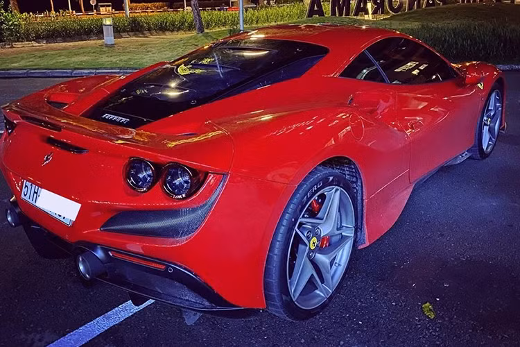 Đây hiện là chiếc siêu xe Ferrari F8 Tributo đầu tiên và duy nhất tại Việt Nam. Chiếc xe này hiện đã có biển kiểm soát và đúng như những gì Cường Đô la chia sẻ trước đó, chiếc Ferrari F8 Tributo độc nhất Việt Nam đã ra biển trắng, tức nộp đầy đủ thuế. Theo giới thạo tin, giá lăn bánh Ferrari F8 Tributo duy nhất Việt Nam có thể hơn 27 tỷ đồng.