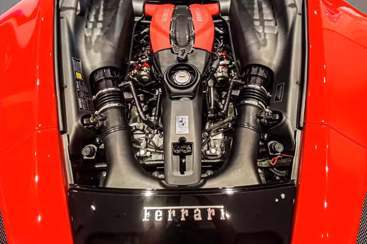 Siêu xe Ferrari F8 Tributo được xem là mẫu xe tiền nhiệm của Ferrari 488 GTB nhưng "ngựa chồm" này vẫn được trang bị khối động cơ V8, dung tích 3.9 lít, tăng áp kép quen thuộc. "Trái tim" này trên siêu xe Ferrari F8 Tributo sẽ sản sinh công suất tối đa 710 mã lực tại vòng tua máy 8.000 vòng/phút và mô-men xoắn cực đại 770 Nm tại tua máy 3.250 vòng/phút. Các thông số này giống hệt với mẫu siêu xe Ferrari 488 Pista.