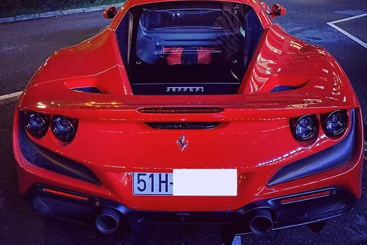 Đầu tiên chính là hốc gió S-Duct lấy cảm hứng từ xe Công thức 1 giống như Ferrari 488 Pista sở hữu. Tuy nhiên, hốc gió S-Duct trên Ferrari F8 Tributo đã được hãng siêu xe Ý thiết kế lại giúp tăng lực ép xuống mặt đường thêm 15% so với "đàn anh" 488 GTB. Xe có thêm hai khe gió khổng lồ vừa giải nhiệt cho xe cũng như tăng tính khí động học. Hốc gió này được ốp carbon.