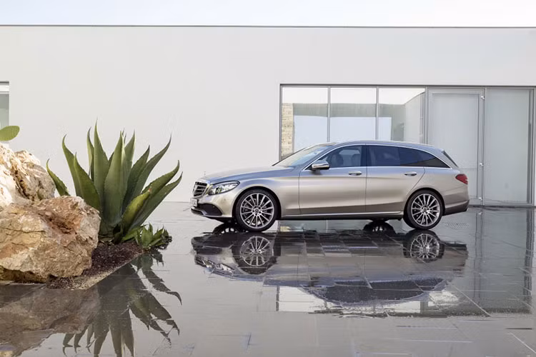 Về tổng thể C-Class 2019 không có nhiều điểm mới, nhưng được nâng cấp phần cản trước và bộ đèn chiếu sáng. Điểm đặc biệt đáng lưu ý là C-Class mới đã được trang bị đèn LED đa tia có tầm chiếu cực xa, tương tự như đàn anh S-Class. Mercedes-Benz cho hay, mỗi bên đèn chiếu sáng được trang bị 84 bóng LED riêng biệt, với khả năng bật tắt độc lập.