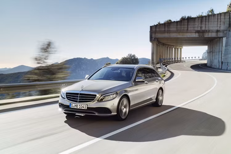 Với mức giá được công bố tại thị trường Đức, C-Class 2019 hứa hẹn sẽ tiếp tục mang nhiều khách hàng về cho hãng Mercedes-Benz trong năm nay. Năm ngoái, C-Class chính là dòng xe bán chạy nhất của Mercedes-Benz trên thế giới và thứ hai tại Việt Nam, sau GLC.