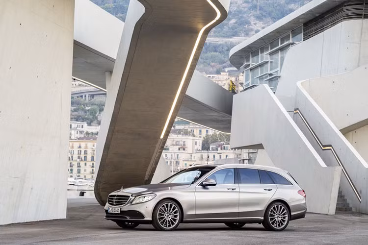 Đáng chú ý trên mẫu xe sang Mercedes C-Class 2019 phiên bản nâng cấp này là công nghệ đèn trước thông minh Multibeam LED và hệ thống hỗ trợ lái đạt chuẩn bán tự hành (Semi Autonomous). Các công nghệ khác gồm hệ thống hỗ trợ lái chủ động với hỗ trợ chuyển làn đường và hỗ trợ dừng khẩn cấp chủ động.