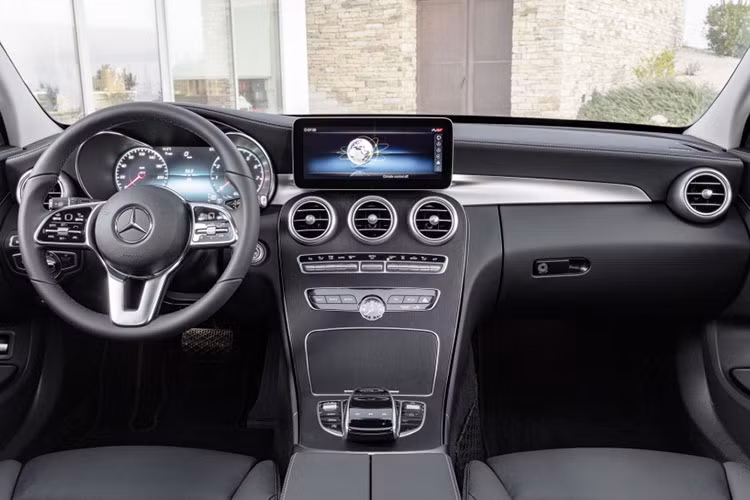 Thay đổi đáng chú ý nhất bên trong nội thất của C-Class nâng cấp giữa đời thế hệ thứ 4 là màn hình hệ thống giải trí thông tin nay có kích thước 10.25″ lớn hơn trước đây. Ngoài ra, Mercedes-Benz cũng cung cấp thêm tùy chọn bảng đồng hồ tốc độ kỹ thuật số hoàn toàn (full digital) với màn hình 12.3″, độ phân giải 1.920 x 720 pixel.