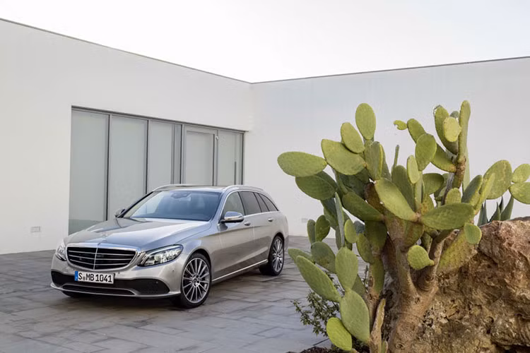 Mẫu xe Mercedes-Benz C-Class 2019 lần đầu tiên trình làng trong triển lãm Geneva 2018 diễn ra vào tháng 3/2018 vừa qua. Sau hơn 1 tháng ra mắt chính thức, mẫu sedan hạng sang cỡ C này đã được công bố giá bán tại thị trường quê nhà Đức.