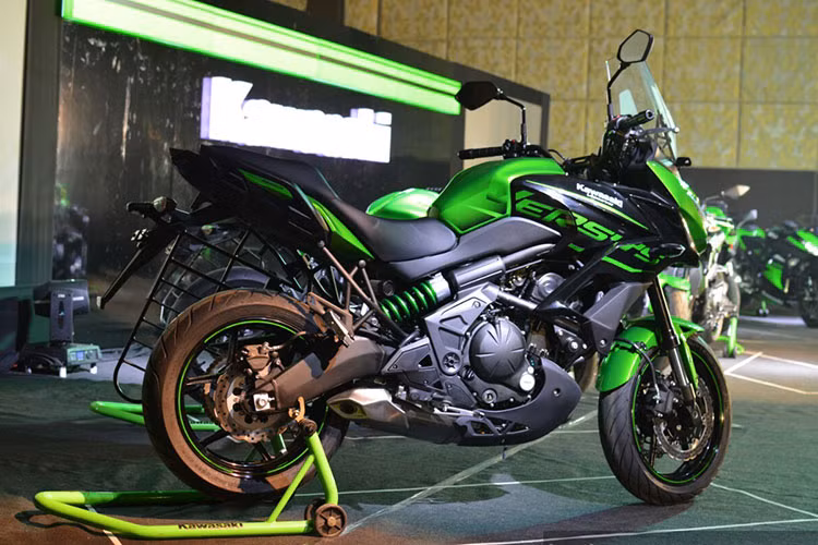 Theo đó, Kawasaki Versys 650 2019 sẽ được bộ tem mới và lựa chọn màu đen xám. Ngoài tùy chọn màu mới, Versys 650 bản nâng cấp 2019 không có thay đổi gì về thông số kỹ thuật cũng như thiết kế ngoại hình của xe.