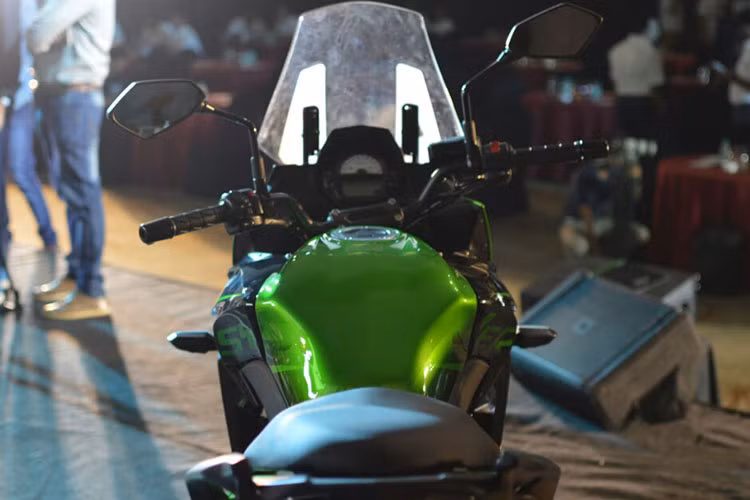Đầu xe có thiết kế giống với đầu của đàn anh Kawasaki Ninja ZX-10R và Ninja H2 với cặp cánh gió nhỏ ở dưới đầu đèn. Bảng điều khiển trung tâm kết hợp giữa đồng hồ analog báo vòng tua máy và đồng hồ LCD hiển thị các thông số vận tốc hay lượng xăng... làm mới đẹp mắt, ấn tượng.